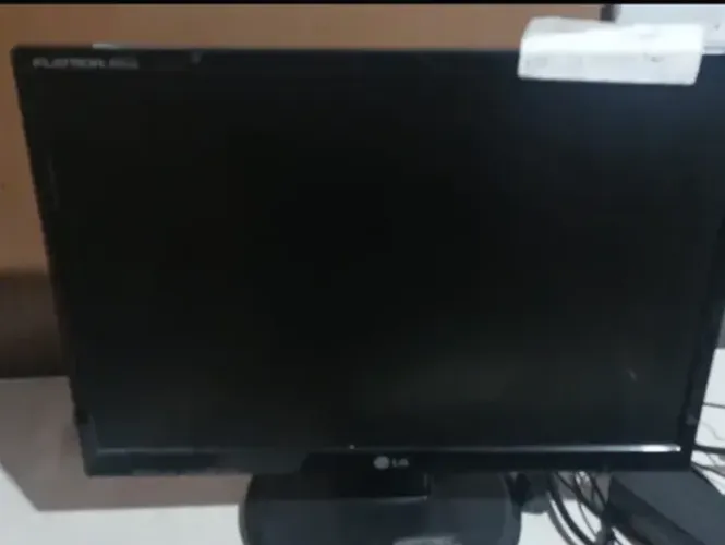 Monitor LG VGA PC 19" Positivo c/ defeito não liga estava funcionando