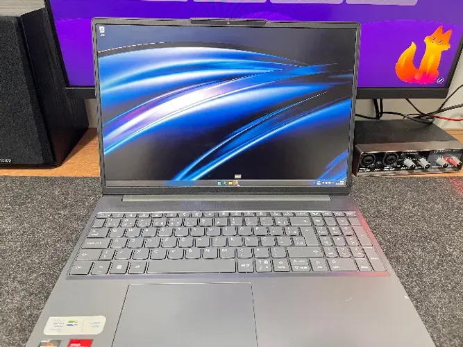 Notebook Lenovo IdeaPad Slim 3 24GB AMD Ryzen 7 7735HS 512GB SSD 15.3"