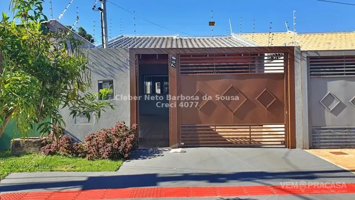 OPÇÃO DE IMÓVEL COM VARANDA E ESPAÇO AOS FUNDOS!