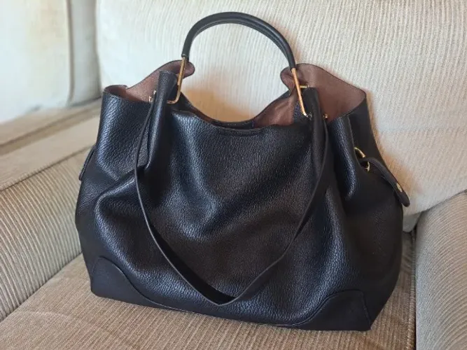 Bolsa Sondra Roberts Squared de couro, cor preta. Sem uso. Alças de ombro e mão. Perfeita!