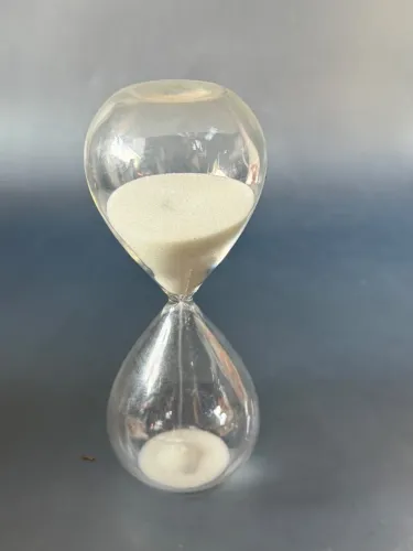 Ampulheta de vidro transparente com areia branca com altura de 17cm
