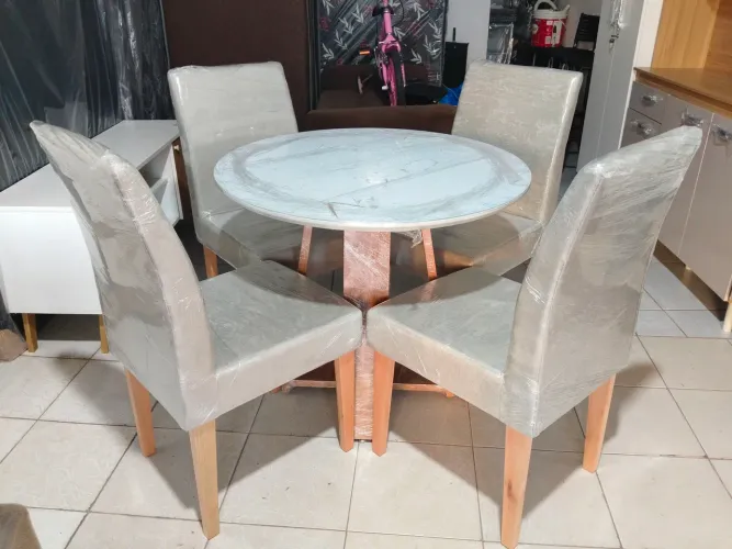 Mesa e cadeiras de madeira mesmo.