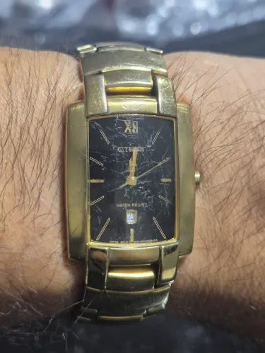 Relógio CITIZEN TANK DOURADO À QUARTZ