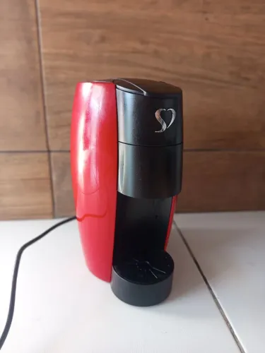 Cafeteira 3 coração usada C/ cápsulas 