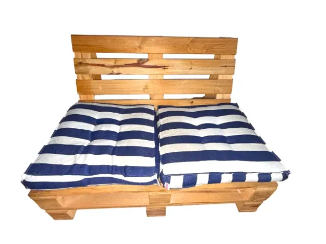 Sofá de pallet com 4 almofadas