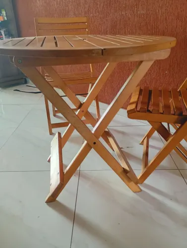Mesa retro madeira maciça com 2 cadeiras de madeira maciça