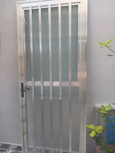 Porta de alumínio com fechadura