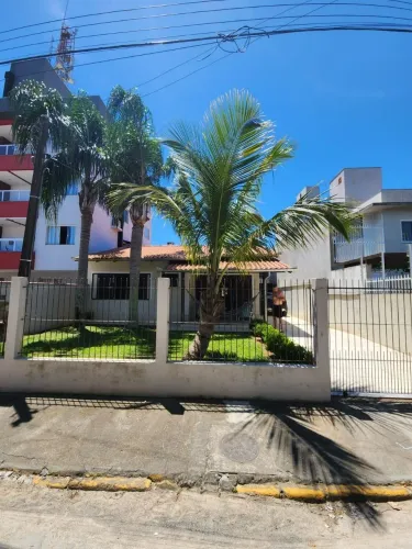 Excelente Casa 4 Quartos a 250m da praia Centro de Balneário Piçarras SC