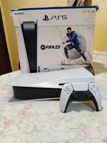 Playstation 5, midia física e digital - com um controle