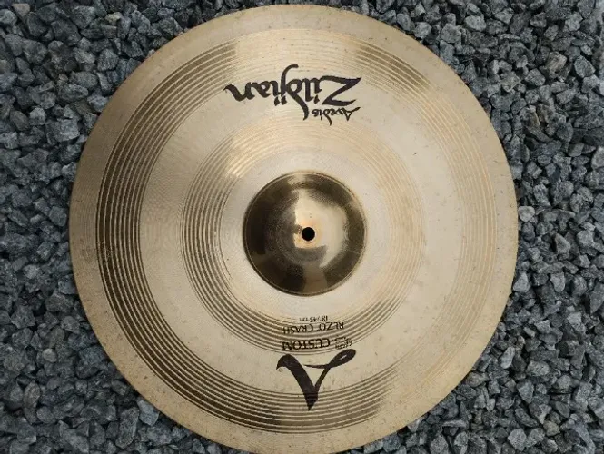 Pratos Zildjian - crash, ride e China