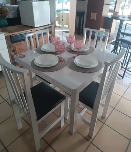 Mesa Madeira Eucalipto de 4 lugares com tampo em MDF
