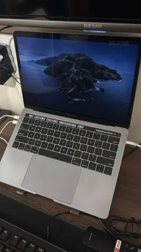 MacBook Pro 13" Cinza Espacial i5 8GB 512GB SSD TouchBar