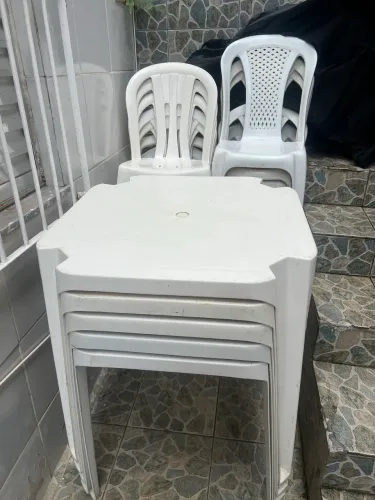 Mesas de plástico e cadeiras
