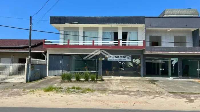 Prédio com 2 salas comerciais e mais 3 apartamentos à Venda, localizado no centro comercia