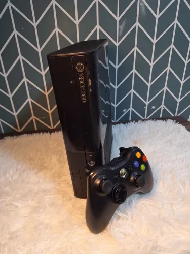 Xbox super slim com mais de 80 jogos no hd!