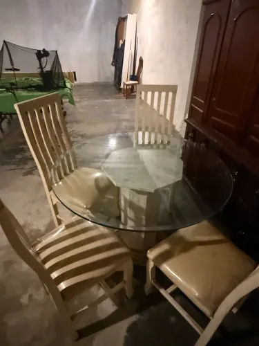 Mesa de granito com tampo de vidro e 4 cadeiras