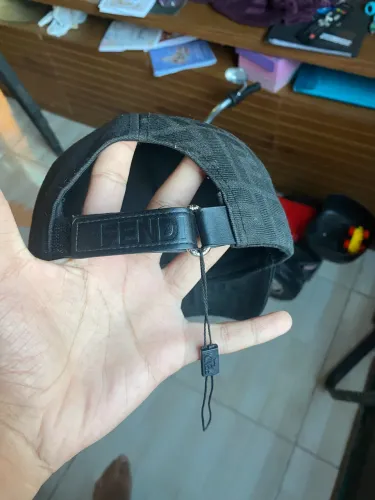 Boné fendi em bom estado original