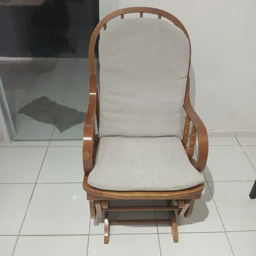 Cadeira de balanço em madeira