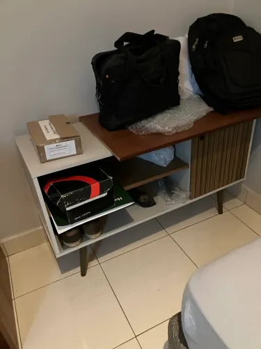 Estante pequeno para quarto montada + 02 criados mudos de madeira