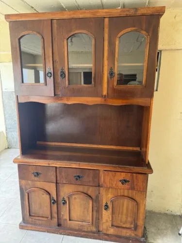 Estante cristaleira de madeira