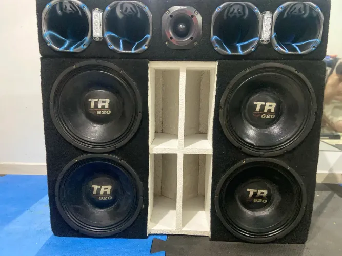 Caixa de som 4 tr 620 de 12 . 4 corneta 1 Twitter e estrobo de luz