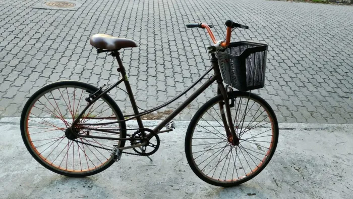Bicicleta Aro 26 Urbana com Cestinha Conservada.