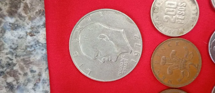 Várias moedas antigas de vários países