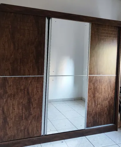 GUARDA ROUPA CASAL COM ESPELHO