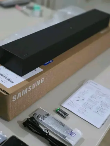 Soundbar Samsung HW B400F com 2.0 canais LACRADA