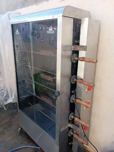 Máquina assar frango em bom estado de uso funcionando perfeitamente com 5 espetos falta 1