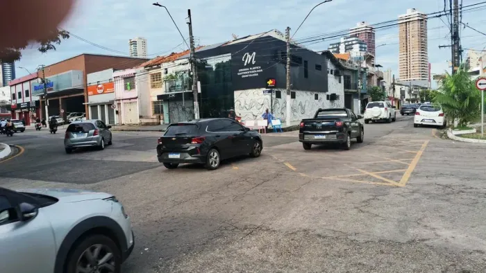 Prédio Comercial Alugo de esquina na Av. Alcindo Cacela c/ F. Pena, 10x25.