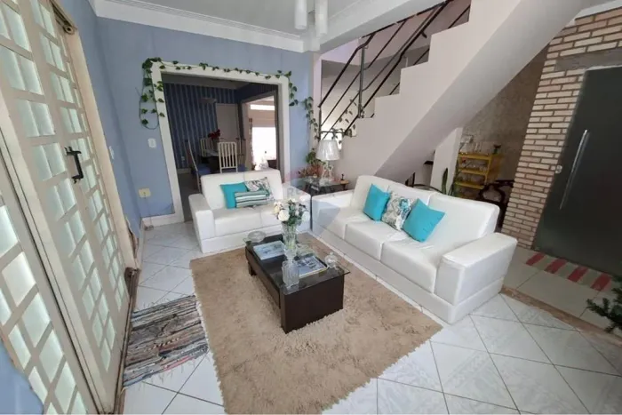 Sobrado no Condomínio Serra Azul com 310m² Construídos 3 Quartos com 2 Suítes e Closet Vis