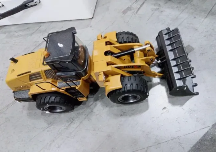 Pá carregadeira huina 1583 na caixa