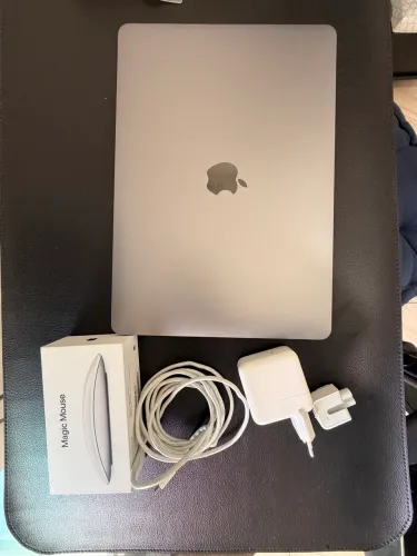 MacBook Air M1 2020 + Magic Mouse 2 | Estado impecável | Bateria 93%