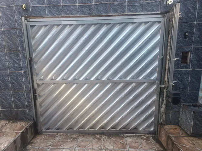 Portão de garagem e porta 