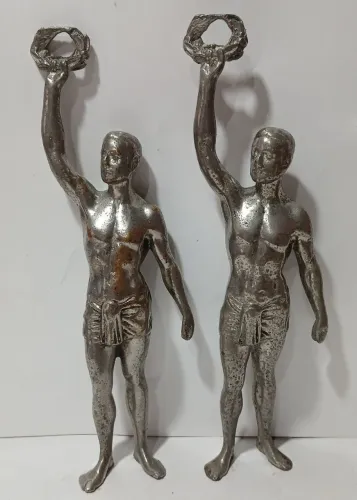 Kit com 2 estatuetas de atletas com coroas de louros feitas de metal