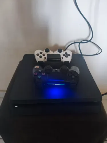 PS4 novinho com 2 controles e mais 50 jogos