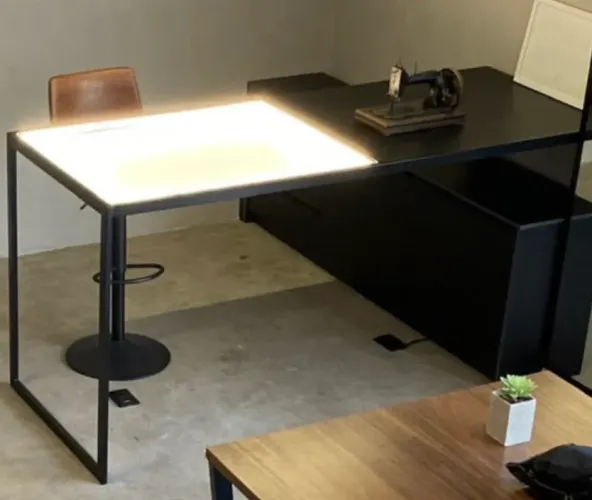 Mesa com tampo de vidro e Led