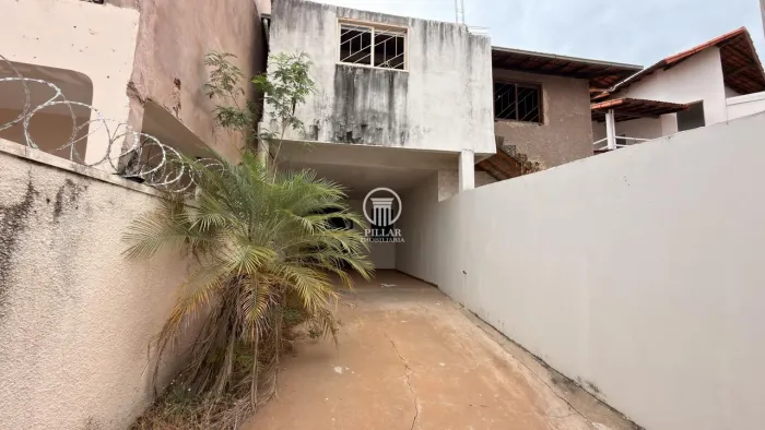 CASA À VENDA NO BAIRRO SANTA RITA MONTES CLAROS/MG