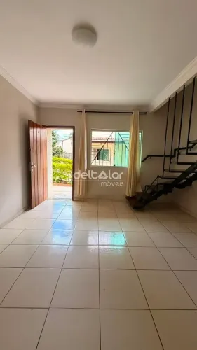 Casa com entrada coletiva para locação,2 quartos, armários planejados e 2 vagas de garagem