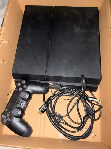 Vendo PS4 semi novo completo 500g, só está com problema para ligar