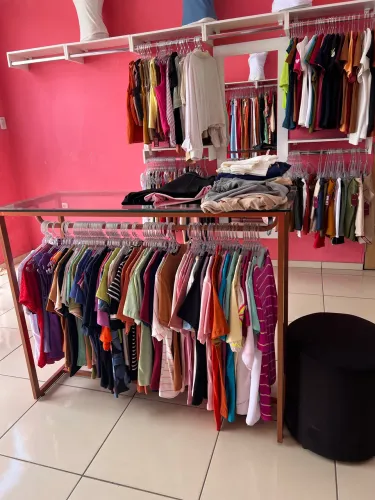 Móvel/ Arara central de vidro para loja de roupa