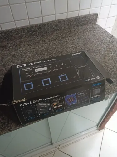 Pedaleira Boss gt1 na caixa com manual 