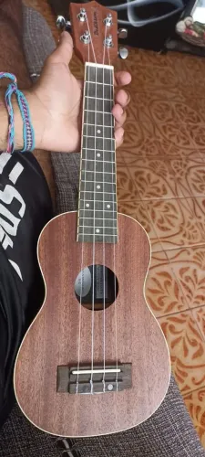 Ukulele semi novo 