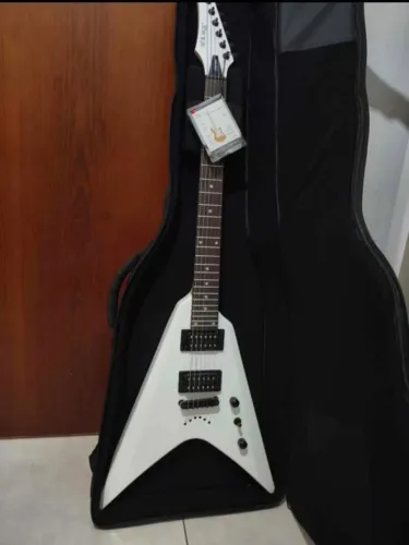 Guitarra Strinberg Flying V Branca (FVS 450) + Bag Original + Acessórios - Nova!