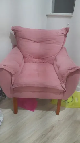 POLTRONA VELUDO ROSA COM PÉS DE MADEIRA