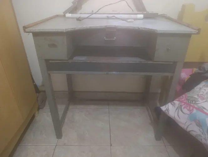 Banca de ourives e um maçarico 