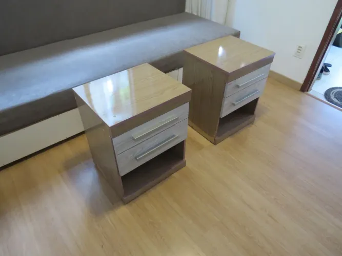 Vendo 2 criados-mudos usados, ideais para quarto de casal.