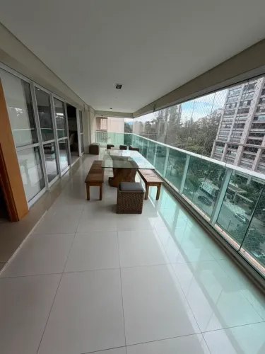 Imóvel para aluguel tem 212 metros quadrados com 3 quartos