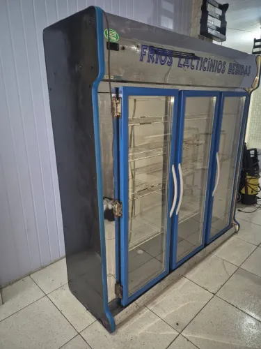 Expositora perfeita 220v 3 portas valor 3500.00